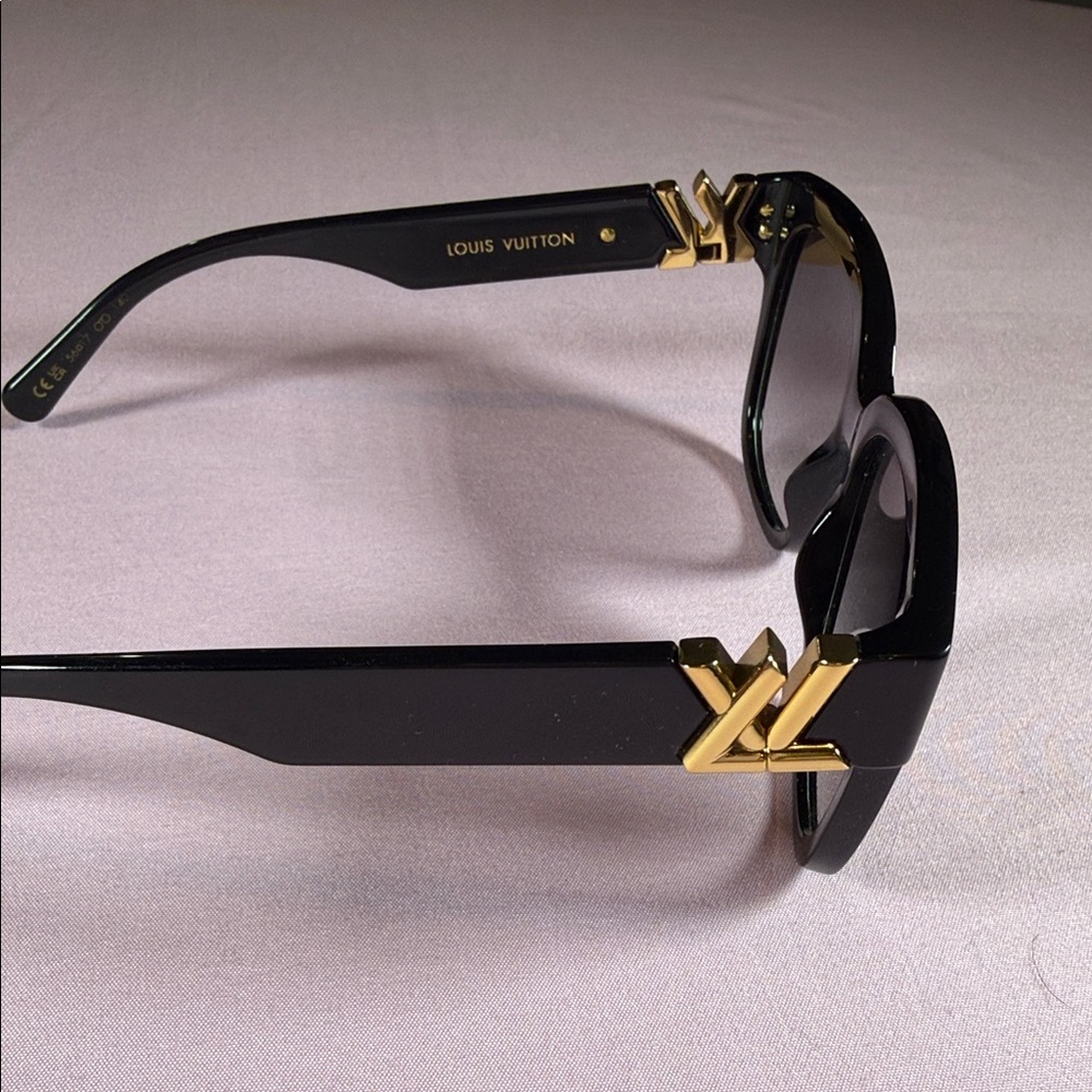 Louis Vuitton Sunglasses in Black with Gold Details -New, never worn - Picture 3 of 8